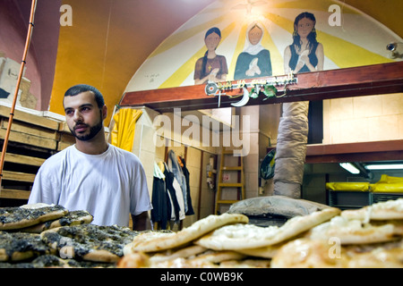 Mann in einer traditionellen arabischen Bäckerei in Wadi Nisnas in Haifa verkauft Brot und pitas Stockfoto