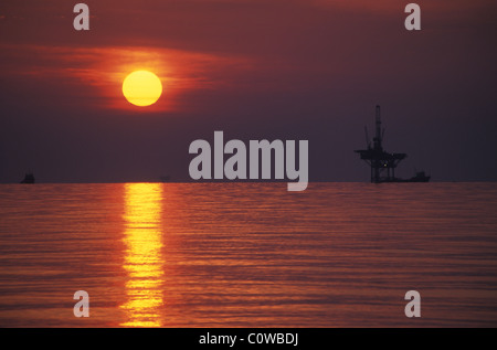 Eine off-Shore-Bohrinsel bei Sonnenuntergang. Stockfoto