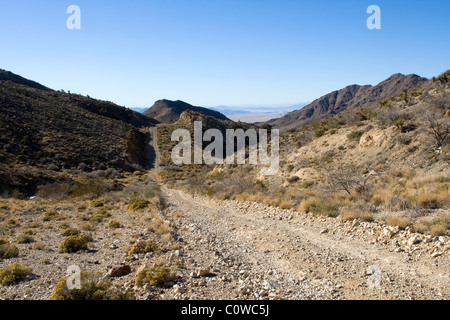 Eine unbefestigte Straße durch die Mojave-Wüste, California. Stockfoto