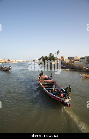 Fischerboot auf dem Fluss mit Fischer an Bord zurück vom Atlantik Segeln Stockfoto