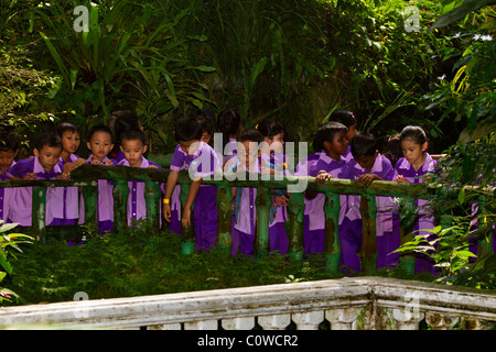 Malaysische Schulkinder in Uniformen auf einem Ausflug in Kuala Lumpur. Die Kinder zeigen eine Vielzahl von ethnischen und rassischen Typen. Stockfoto