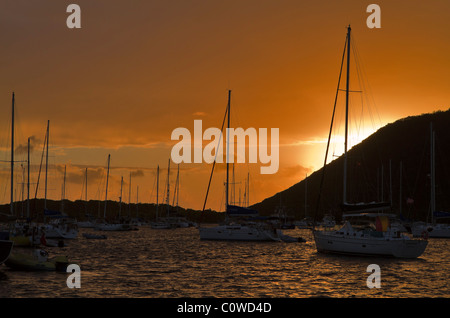 Trellis Bay bei Dämmerung, Beef Island, British Virgin Islands. Segelboote vor Anker im geschützten Hafen von Beef Island. Stockfoto