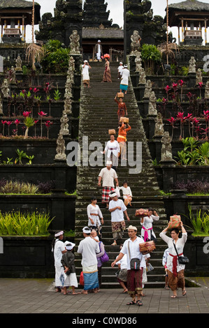 Hinduistischen Anbeter in Bali, Indonesien, gehen Sie zu der "Muttertempel" oder Besakih, der wichtigste Tempel, den Vollmond zu feiern. Stockfoto