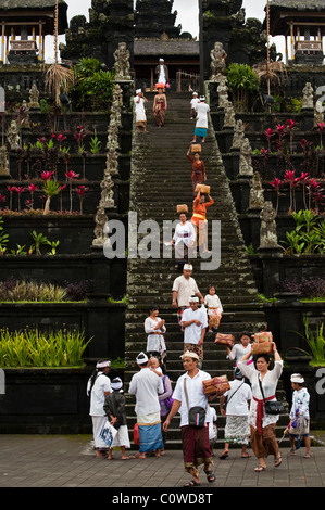 Hinduistischen Anbeter in Bali, Indonesien, gehen Sie zu der "Muttertempel" oder Besakih, der wichtigste Tempel, den Vollmond zu feiern. Stockfoto