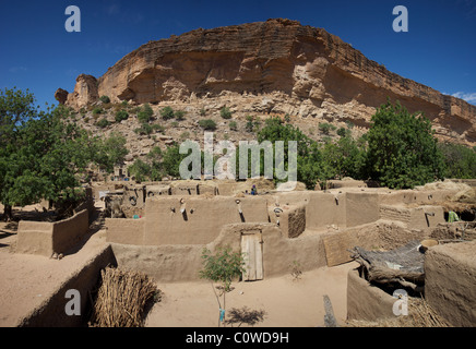 Dogon Dörfchen irgendwo auf dem Felsen von Bandiagara. Stockfoto