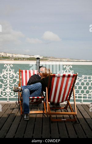 Paar bei Brighton Pier, Brighton, England, UK. Stockfoto