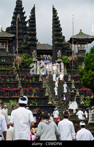 Hinduistischen Anbeter in Bali, Indonesien, gehen Sie zu der "Muttertempel" oder Besakih, der wichtigste Tempel, den Vollmond zu feiern. Stockfoto