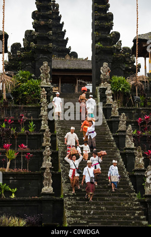 Hinduistischen Anbeter in Bali, Indonesien, gehen Sie zu der "Muttertempel" oder Besakih, der wichtigste Tempel, den Vollmond zu feiern. Stockfoto