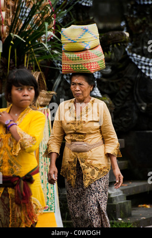 Hinduistischen Anbeter kommen in den wichtigsten Tempel in Bali, Indonesien-Besakih oder der Mutterbügel Angebote zu verlassen und zu beten. Stockfoto