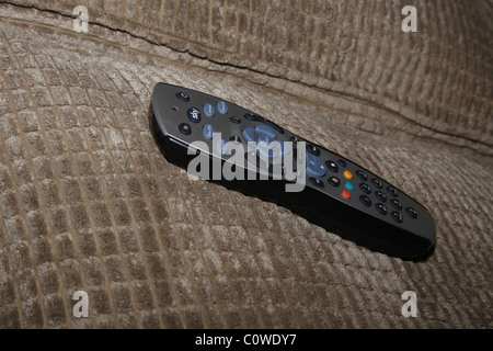 Sky Fernbedienung auf Sofa Stockfoto