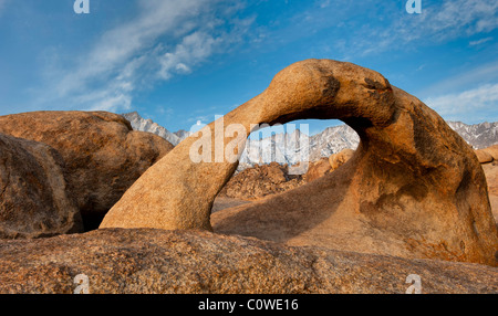 Naturale in den Alabama Hills Rahmen der Schnee bedeckt östlichen Bergkette der Sierra Nevada, California Stockfoto