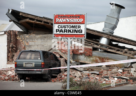 beschädigtes Auto unter Trümmern in einem Pfandhaus in New Bright, Christchurch, New Zealand, nach dem Erdbeben der Stärke 6,3 Stockfoto