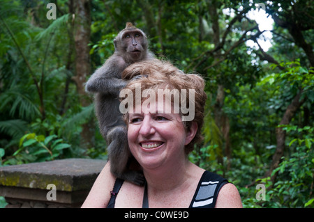 Touristen mit langschwänzigen Macacques in den Monkey Forest in Ubud Bali Indonesien Stockfoto