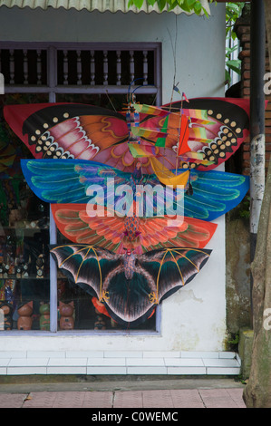 Drachenverkäufer in Jalan Hanuman, Monkey Forest Road in Ubud, Bali, Indonesien Stockfoto
