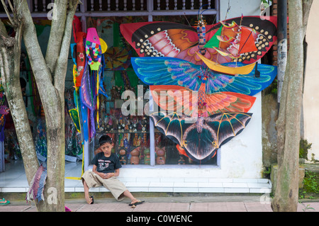 Drachenverkäufer in Jalan Hanuman, Monkey Forest Road in Ubud, Bali, Indonesien Stockfoto