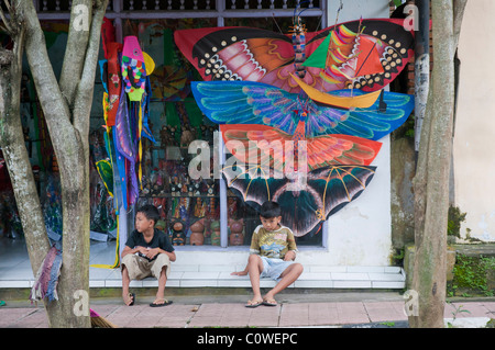 Drachenverkäufer in Jalan Hanuman, Monkey Forest Road in Ubud, Bali, Indonesien Stockfoto