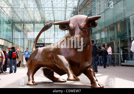 Bronzeskulptur Stier auf dem Bullring Shopping Centre. Birmingham, England, Vereinigtes Königreich. Stockfoto