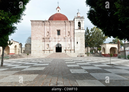 Eingangsfassade der Kirche San Pablo mit eingearbeiteten Zapoteken Ruinen sichtbar hinten links Mitla Oaxaca Staat Mexiko Stockfoto