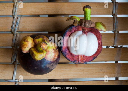 Mangostan, bekannt als „Königin der Früchte“, eine beliebte tropische Frucht in Südostasien Stockfoto