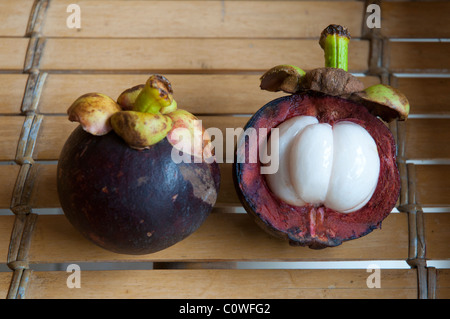 Mangostan, bekannt als „Königin der Früchte“, eine beliebte tropische Frucht in Südostasien Stockfoto