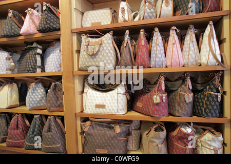 Vero Beach Florida, Vero Fashion Outlets, Dooney & Bourke, Dooney & und Bourke, Handtasche Handtaschen Geldbörsen Taschenbuch Taschenbücher, Accessoires, Clearance Stockfoto