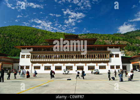 Terminalgebäude am internationalen Flughafen von Paro Stockfoto