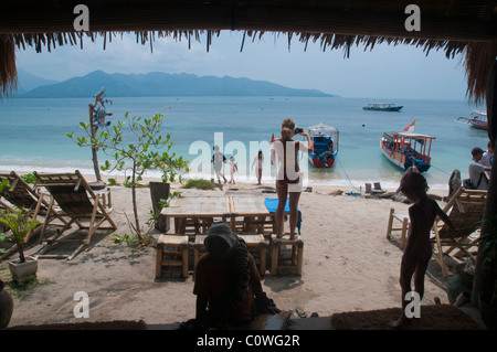 Der winzige Strand von Gili Air, der kleinsten Insel der Gili Inselgruppe vor Lombok Indonesien Stockfoto