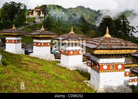 Die 108 Chörten, Druk Wnagyal Chörten am Dochu la Pass auf dem Weg von Thimphu, Punakha, Bhutan Stockfoto