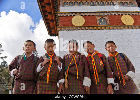 Bhutan Studenten besuchen die 108-Chörten am Dochu la pass auf dem Weg nach Punakha, Bhutan Stockfoto