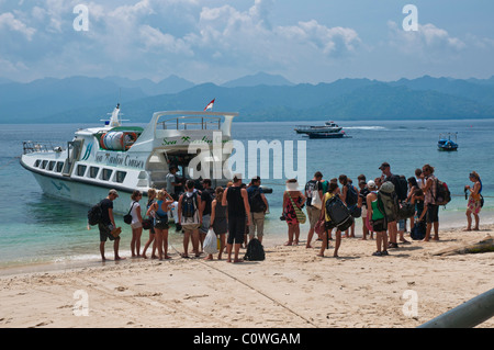 Touristen, die einsteigen in eines der high-Speed-Boote auf Gili Trawangan aus Lombok für die eine und eine halbe Stunde Fahrt nach Bali Stockfoto