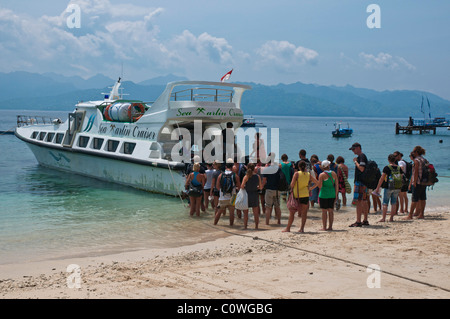 Touristen, die einsteigen in eines der high-Speed-Boote auf Gili Trawangan aus Lombok für die eine und eine halbe Stunde Fahrt nach Bali Stockfoto