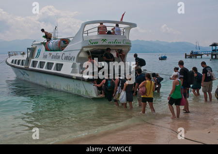 Touristen, die einsteigen in eines der high-Speed-Boote auf Gili Trawangan aus Lombok für die eine und eine halbe Stunde Fahrt nach Bali Stockfoto