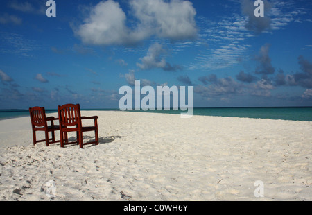 Paar Stühle auf einsamen Insel Strand Stockfoto