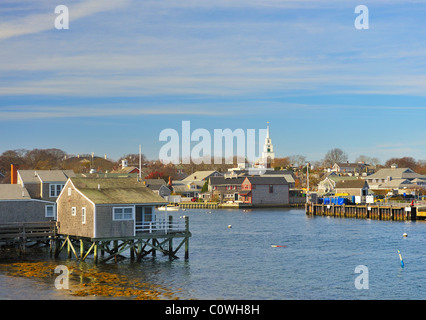 Weitwinkel-Blick auf die Insel von der Fähre, die Ankunft im Hafen von Nantucket in den Herbst, Nantucket, Massachusetts, USA. Stockfoto