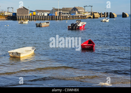 Blick auf roten Boote im Wasser und Kai, Nantucket, Cape Cod, Massachusetts, USA. Ruderboote, Jollen und Motorboote im Wasser. Stockfoto