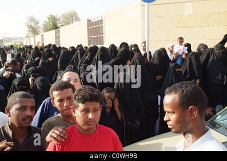 DIE SZENE AUF DER STRAßE MIT UMSTEHENDEN SAUDISCHE MÄNNER, FRAUEN UND AUSLÄNDER AUF DEM FRIEDHOF NACH DER BEERDIGUNG DES KING FAHD Stockfoto