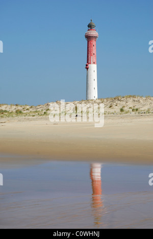 Leuchtturm an der Küste von La Coubre mit Reflektion auf dem Sand bei Ebbe in Frankreich, Region Poitou-Charentes Stockfoto