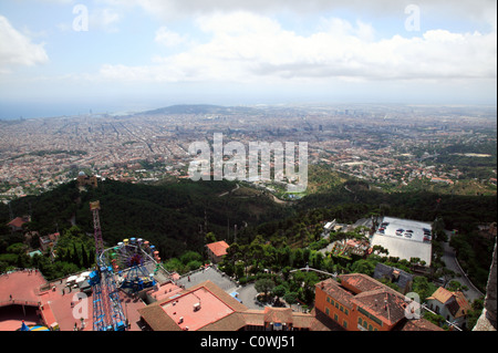 Barcelona und der Tibidabo-Freizeitpark, genommen von der Spitze des Tempels de Sagrat Cor im Weitwinkel. Stockfoto