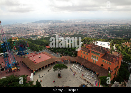 Barcelona und der Tibidabo-Freizeitpark, genommen von der Spitze des Tempels de Sagrat Cor im Weitwinkel. Stockfoto