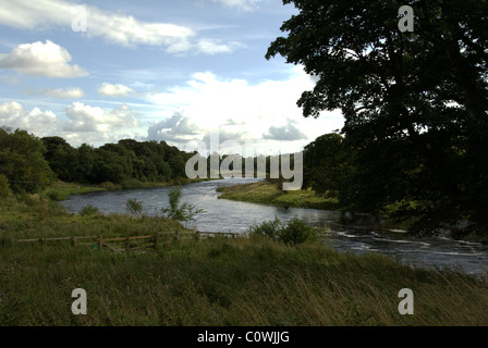 NORTHUMBRIA; NR. CHOLLERFORD. DEN FLUSS TYNE VON CHESTERS ROMAN FORT Stockfoto