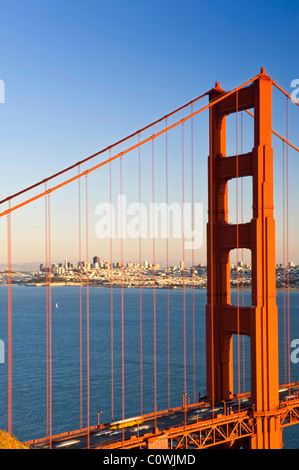 USA, Kalifornien, San Francisco, Golden Gate Bridge und Stadt Skyline Stockfoto