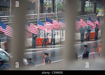 Gedenkmarsch für die gefallenen Kollegen, die durch Triborough Bridge auf 9/11 lief. Feuerwehr, New York Stockfoto