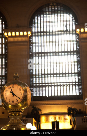 Uhr und Fenster im Grand Central Terminal in New York Stockfoto