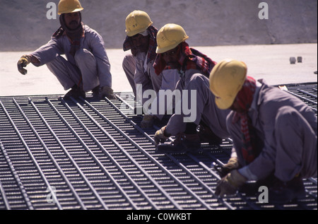 Riyadh, Saudi Arabien Dritten Welt Arbeiter vor allem aus Südasien am Arbeitsplatz auf dem Fundament eines Gebäudes in der saudischen Hauptstadt Stockfoto