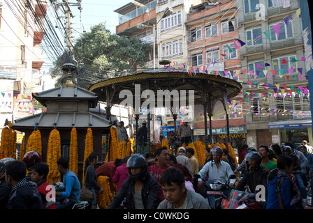 Blumengirlanden im Stadtteil Thamel, Kathmandu, Nepal. Stockfoto