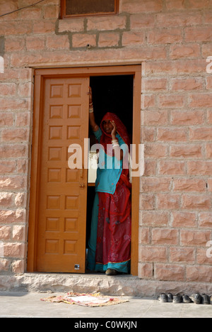 Frau stand in der Tür ihres Rajasthani Dorfes nach Hause tragen traditionelle Kleidung Stockfoto