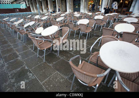 Eine große Anzahl von Stühlen und Tischen in einem Restaurant in St. Marks Platz Venedig, Italien Stockfoto