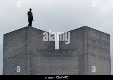 Event Horizon ist der Name einer Skulptur im öffentlichen Raum Installation durch den englischen Künstler Antony Gormley. Southbank, London UK. Stockfoto