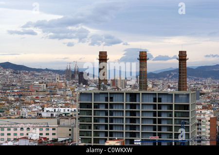 Blick über Barcelona von Jardins de Miramar auf Montjuic, mit Les Tres Xemeneies, den historischen Schornstein des ehemaligen Kraftwerks La Canadenca. Stockfoto