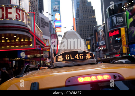 New York Taxi Cab und die Lichter des Times Square, Manhattan, New York Stockfoto
